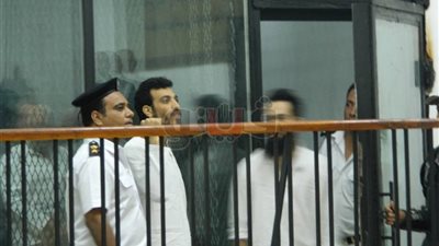 قاضي «خلية ميكروباص حلوان» يخرج المتهمين من القفص الزجاجي