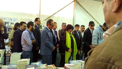وزيرة الثقافة تزور الجناح الصيني ومكتبة الأسرة (صور)