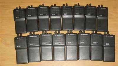 ضبط 210 أجهزة لاسلكي و38 وحدة تقوية داخل سيارة بالقنطرة غرب