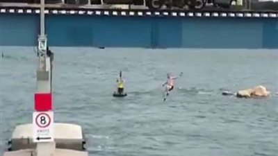 رجل يقفز من أعلى قطار لينجو من الموت بأعجوبة (فيديو وصور)