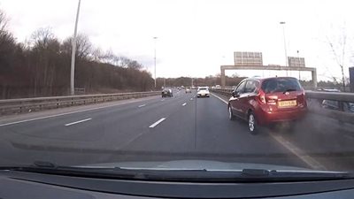 سائق يفقد وعيه ويتسبب في حادث مروع (فيديو وصور)