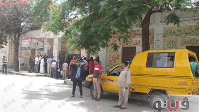 بالصور.. قلق أولياء الأمور أمام لجنة الشهيد نور الدين ببني سويف