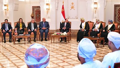 12 صورة ترصد لقاء السيسي مع رجال الأعمال العمانيين ومغادرة مسقط