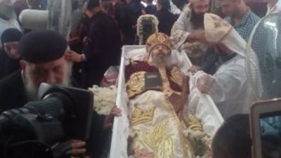 جنازة «الأنبا بيشوي».. مطران دمياط في عيون البابا وأساقفة الكنيسة