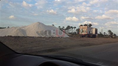 سيارات شركات الملح تثير غضب أهالي دمياط