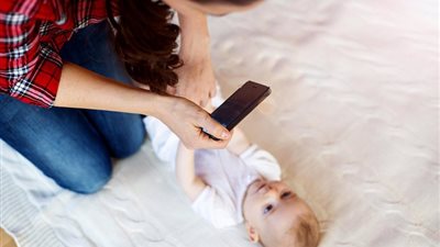 مراهقة تقاضي والديها بسبب نشرهما صور محرجة لها على «فيس بوك»