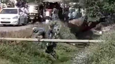 لحظة سقوط راكب دراجة نارية في مياه صرف صحي (فيديو وصور)