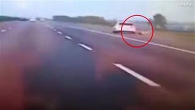 شجار بين شاب وفتاة ينتهي بقفزها من سيارة على الطريق السريع (فيديو)