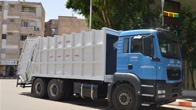 بالصور.. دعم قطاع النظافة بثلاث سيارات حديثة في قنا