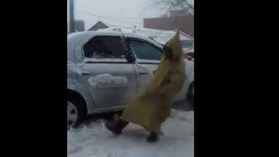 سقوط مروع لعجوز بسبب الجليد (فيديو)