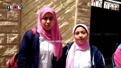 بالفيديو.. طلاب الثانوية بين مؤيد ومعارض لـ امتحانات «البوكليت».. علا: «حلو بس مساحة الإجابة محدودة».. محمد: «فيه صعوبات كتيرة والنظام القديم أحسن».. ومعلم السعيدية: نظام