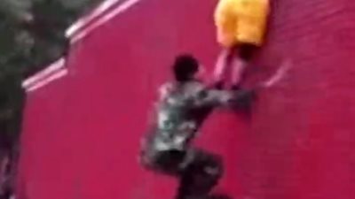 رجال يتسلقون سورا مرتفعا في ثوان بخدعة ومهارة (فيديو)