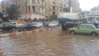 زحام مروري في ميدان المطرية بسبب كسر ماسورة مياه