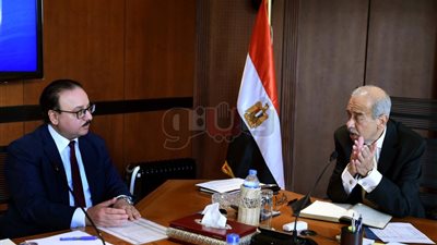 شريف إسماعيل يبحث مع وزير الاتصالات تكنولوجيا التأمين الصحي الشامل