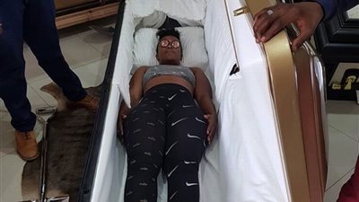 امرأة تستعد للموت بشراء تابوت باهظ الثمن (صور)