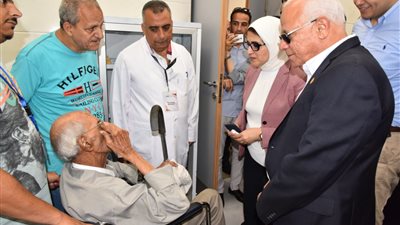 وفد الصحة ومحافظ بورسعيد يتفقدان منظومة التأمين الصحي الشامل