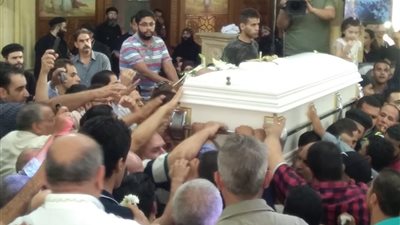 مراسم الوداع الأخير للأنبا بيشوي وسط بكاء وزغاريد وترانيم (فيديو)