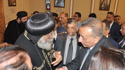 محافظ الجيزة يزور البابا تواضروس للتهنئة بعيد القيامة (صور)
