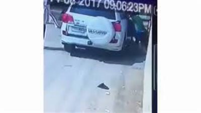 بالفيديو.. رد فعل عائلة خليجية اقتحمت بقرة سيارتهم