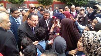 أولياء أمور يستقبلون محافظ الإسكندرية بالزغاريد والورود (فيديو وصور)