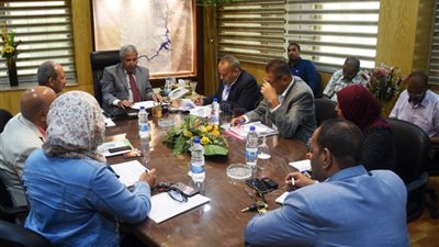 محافظ أسوان يناقش موقف مشروعات «تحيا مصر» (فيديو وصور)