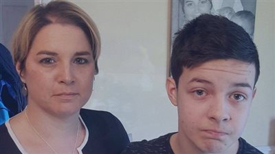 بالفيديو والصور.. مراهق مصاب بمرض نادر يجعله ينام 18 ساعة يوميا