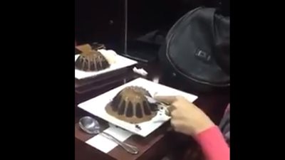 بالفيديو.. شاب يطلب يد حبيبته بـ«الشيكولاتة»