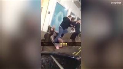 رجل يركل رأس سيدة بوحشية في شجار عنيف (فيديو)