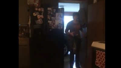 رد فعل أم نفذ ابنها مقلبا مرعبا بها (فيديو)