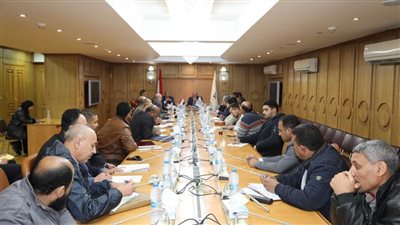 محافظ قنا يعقد اجتماعا لمناقشة تطوير المناطق الصناعية | صور