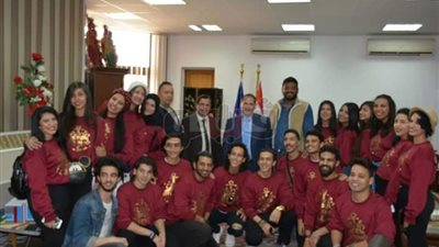 رئيس جامعة بورسعيد يستقبل فريق الدراما الحركية والتراث المصري (صور)