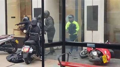 عصابة تهاجم متجرا للمجوهرات في وضح النهار (فيديو وصور)