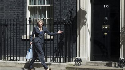 بالفيديو والصور.. «تيريزا ماي» تتعرض لموقف محرج