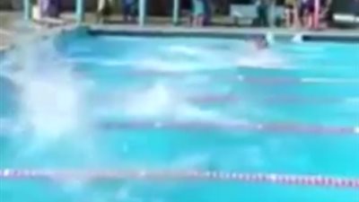 امرأة تتعرض لسقطة مروعة داخل حمام السباحة (فيديو)