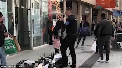 راكب دراجة نارية يصدم طفلة أمام والدها (فيديو وصور)