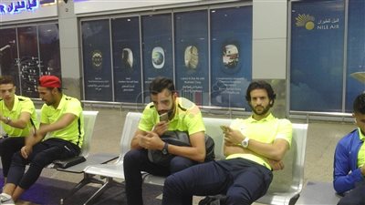 توافد لاعبي الزمالك على مطار القاهرة استعدادا للسفر إلى السعودية (صور)