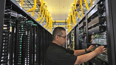 تقارير: الصين نفذت عملية قرصنة على أجهزة «آبل وأمازون»