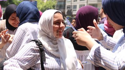 التعليم تكشف تفاصيل ثامن أيام امتحانات الثانوية العامة.. ضبط 3 محاولات لتسريب امتحان الأحياء.. 341 طالبا حصلوا على الدرجة النهائية في الفيزياء.. ونسبة النجاح 78.5%