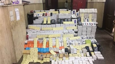 حي الموسكي يضبط تاجرا يبيع تليفونات «أيفون» غير أصلية (صور)