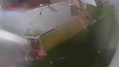 بالفيديو والصور.. لحظة اقتلاع إعصار لمنزل