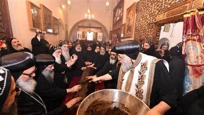 البابا تواضروس يطيب جسد القديس يحنس كاما بدير السريان