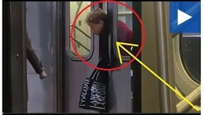 بالفيديو والصور.. موظفة مترو تثير غضبا بسبب امرأة علقت بين الأبواب