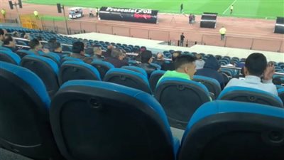 جماهير الزمالك تهاجم حكم المباراة بعد إلغاء هدف محمود علاء: 