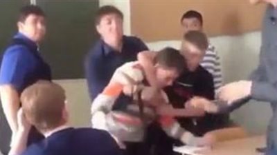 بالفيديو.. رد فعل طلاب على اعتداء زميلهم على معلم داخل الفصل