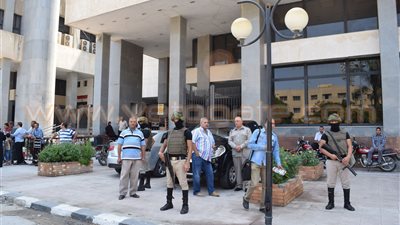 بالفيديو.. تعزيزات أمنية تزامنا مع محاكمة عناصر الإرهابية بالمنصورة