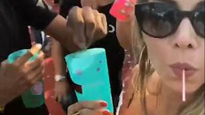 شاب يضع حبوبا في مشروب فتاة دون أن تلاحظه (فيديو وصور)