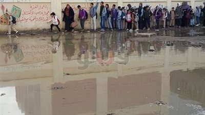 «الطوب» وسيلة تلاميذ فوه بكفر الشيخ للوصول إلى المدرسة (صور)
