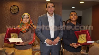 بالصور.. محافظ بني سويف يصرف 6 آلاف جنيه لأوائل الدبلومات الفنية