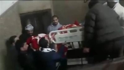 ممنوع استخدام الأسانسير.. نزول مريض حالته خطرة على سلالم الدور الـ 6 بـ