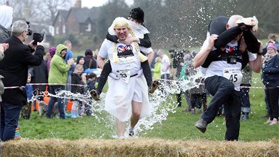 لحظة إسقاط رجل زوجته في الطين (فيديو وصور)